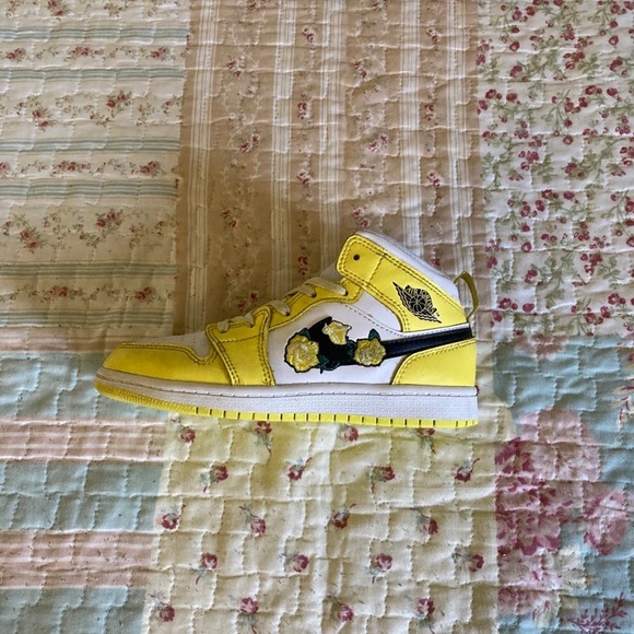 Air Jordan 1 Mid SE Dynamic Yellow Floral AV5173-700 Size 13.5 C - Picture 6 of 13